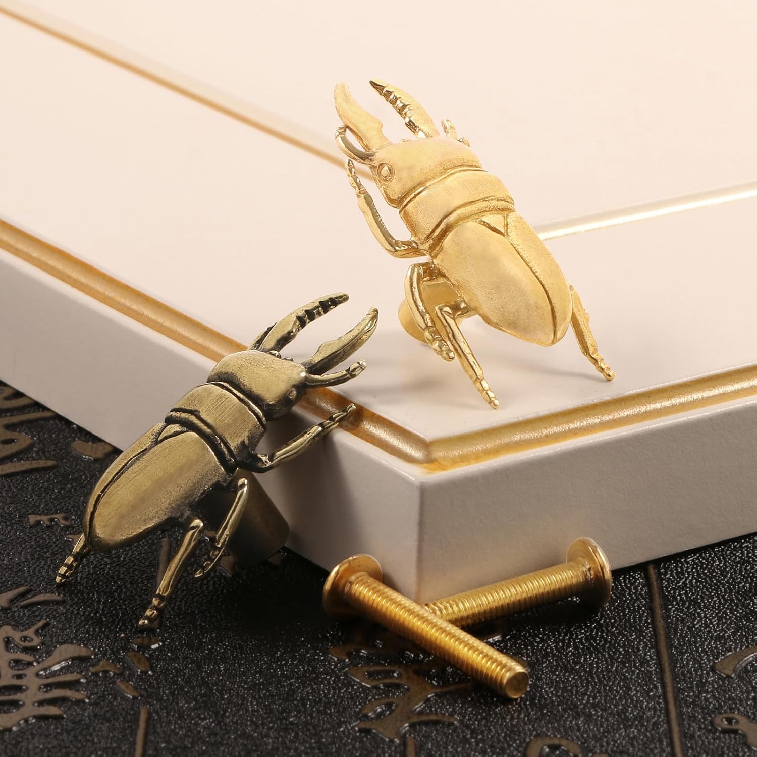 menfez Handmade Brass Creative Insect Hook Ornament Sculpture Small Sculpture for Living Rooms Home Offices Desks Bedrooms Feng Shui Decor for New Homeowners
