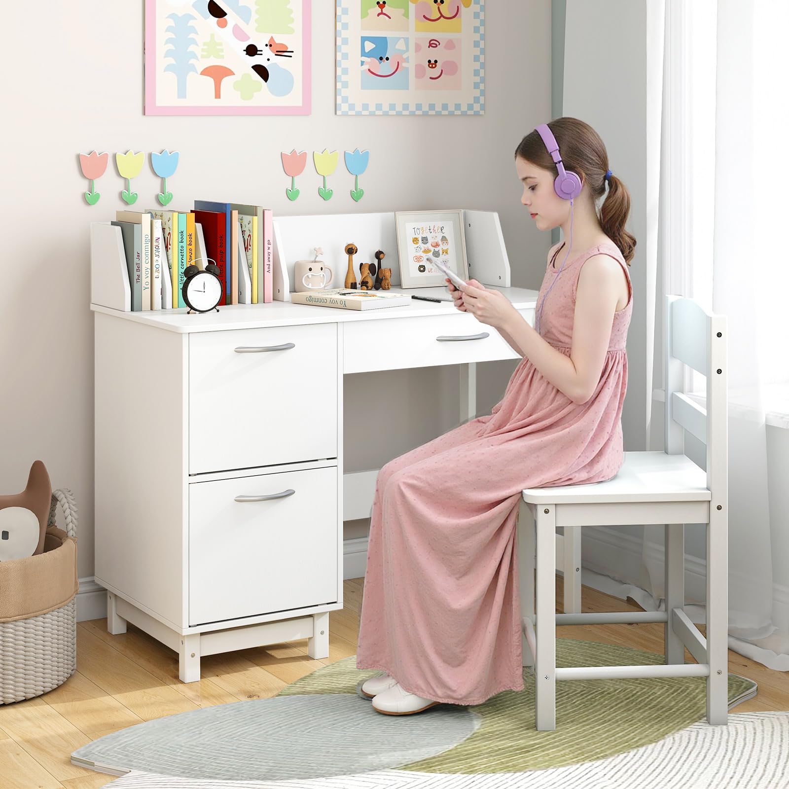 LIFEZEAL Set Scrivania e Sedia per Bambini 3+Anni, Scrivania per Cameretta con Cassetto, Libreria, Armadietto, Banco Scuola, Tavolo da Studio, Sedia con Schienale, in Legno, Giocare, Studiare (bianco)