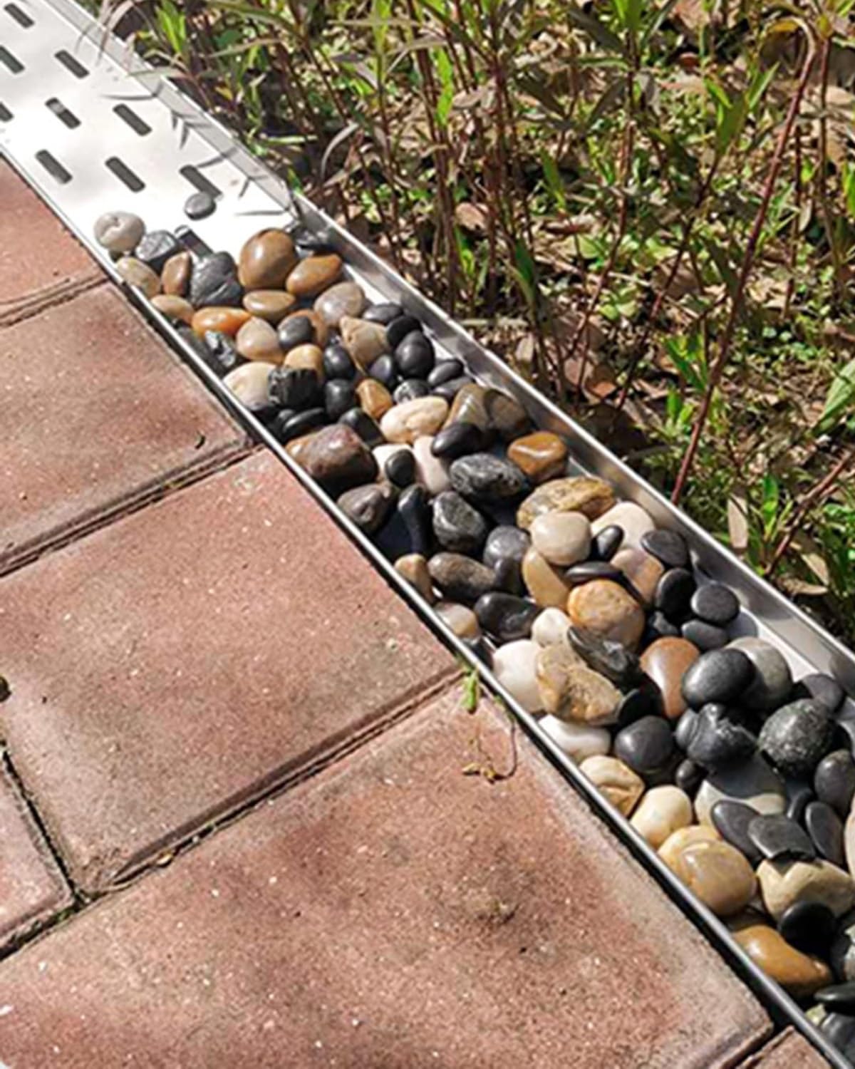 LWJSOCP Trench Drain Grate,1m Trench Drain with Grates - 3.3ft Decorative Drainage System, 8" Wide Trough Diverter for Pebbles & Rainstone, Landscape Drain (39.4x7.9x5.9in)
