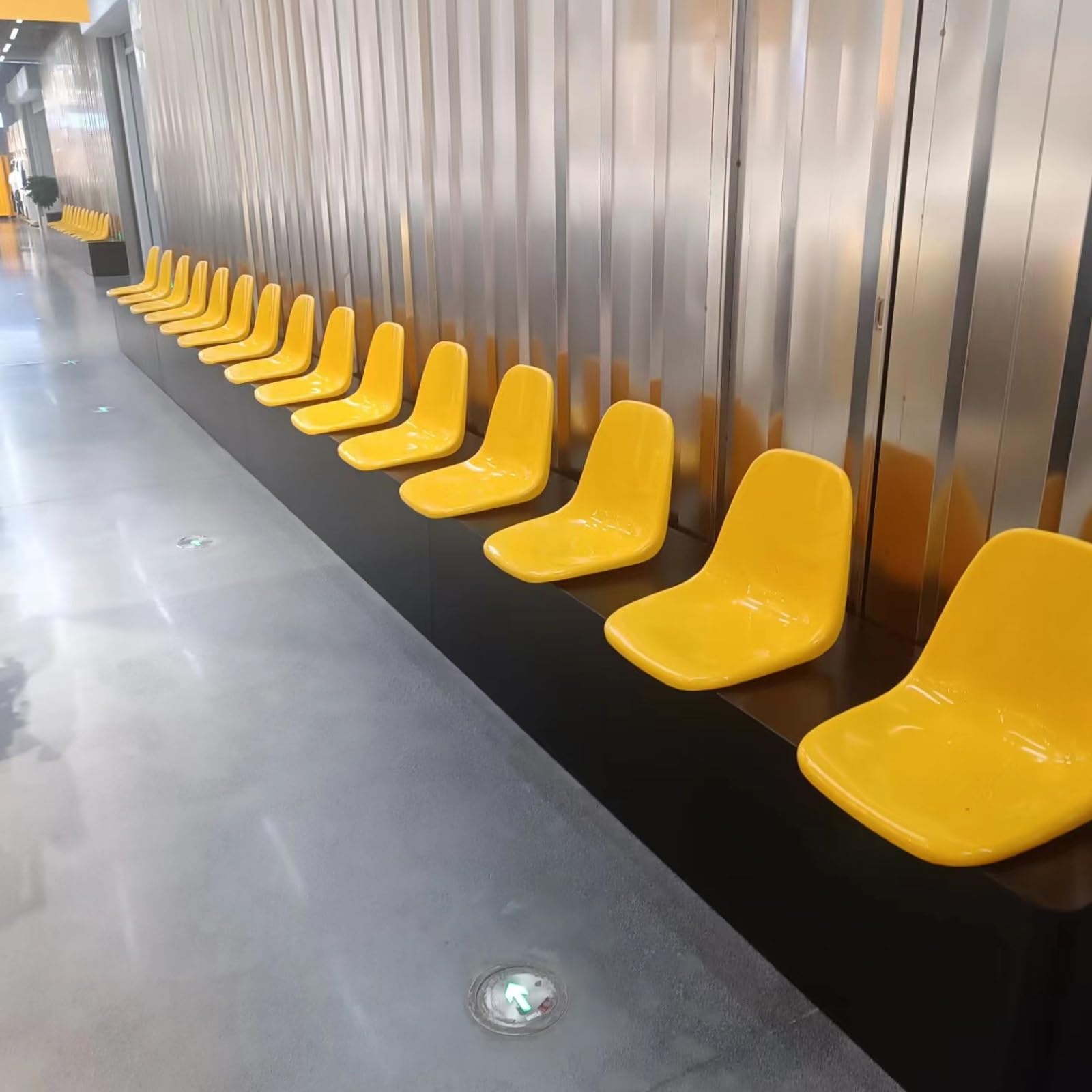 Juego de 2 sillas ergonómicas con respaldo de plástico, cómodos asientos de 12 cm de alto para comedores, estadios y zonas de espera