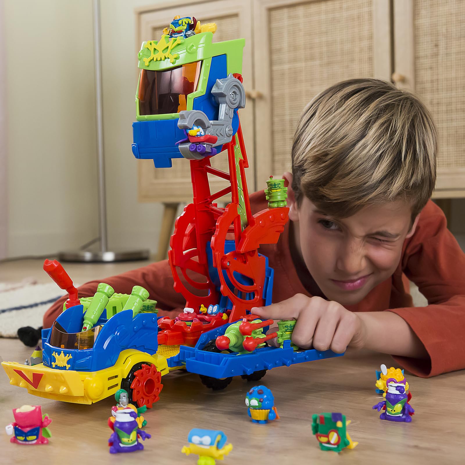 SUPERTHINGS KAZOOM Power – Mr. King Truck. Camión de la Serie de TV “Kazoom Power”. Contiene Vehículo, 1 Figura Exclusiva, 4 Robotoxics, 1 Disparador y 3 Proyectiles