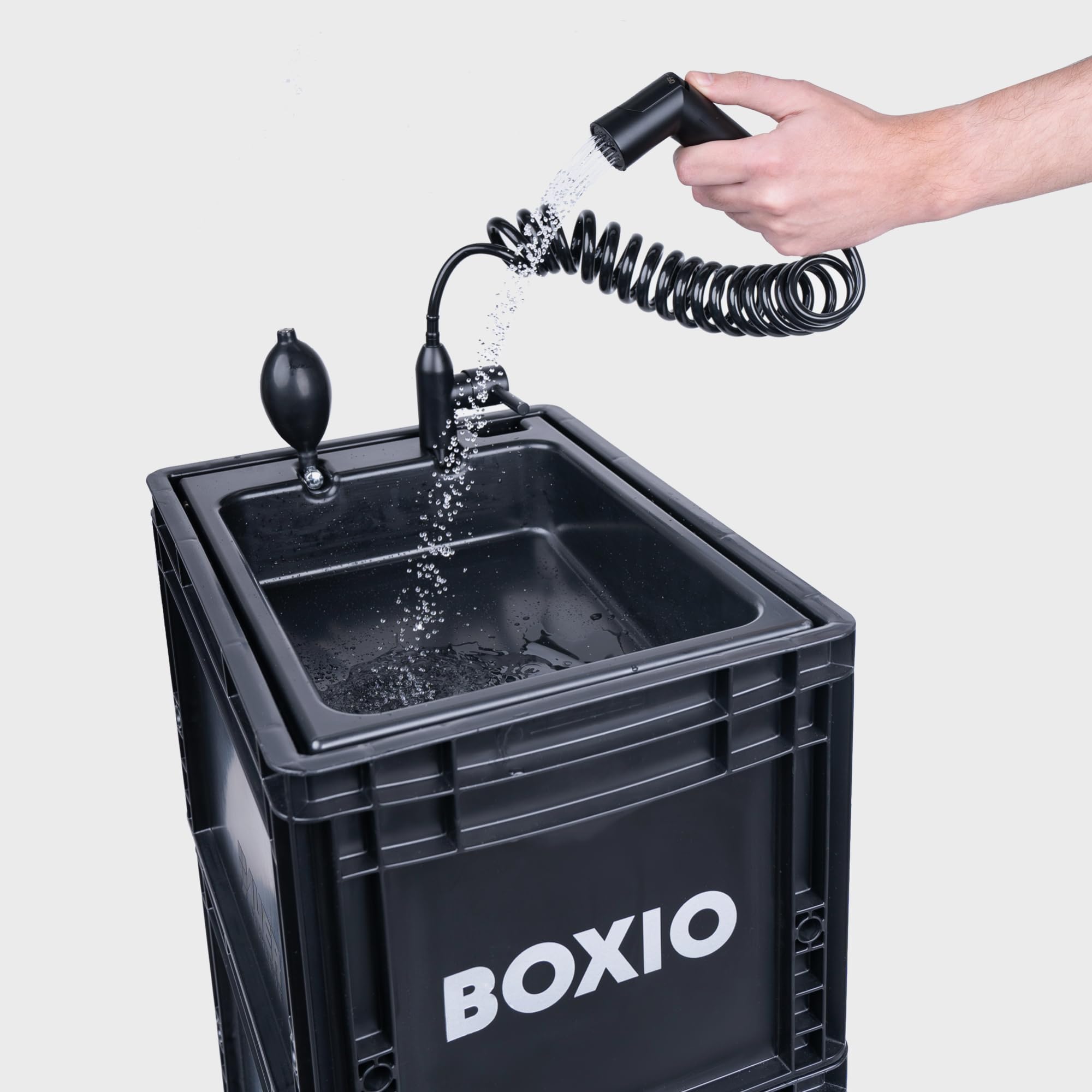 BOXIO - SHOWER : Damit wird deine Wash die tragbare Campingdusche mit Pumpe für Outdoor Enthusiasten ohne Strom - einfach im Zelt oder Wohnmobil zu nutzen. Perfekt für Camping, Festival, und Vanlife