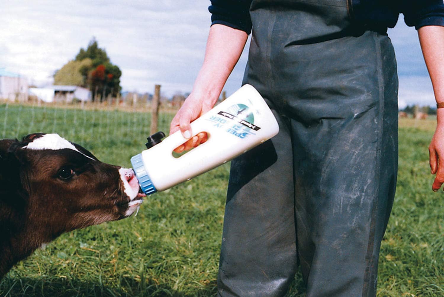 Calf Feeder | Speedy Feeder with 3 Speed Flow Adjustment | Helping Farmers Save Time and Reduce Waste | Easy to Use | New Zealand Made | 2.5 L