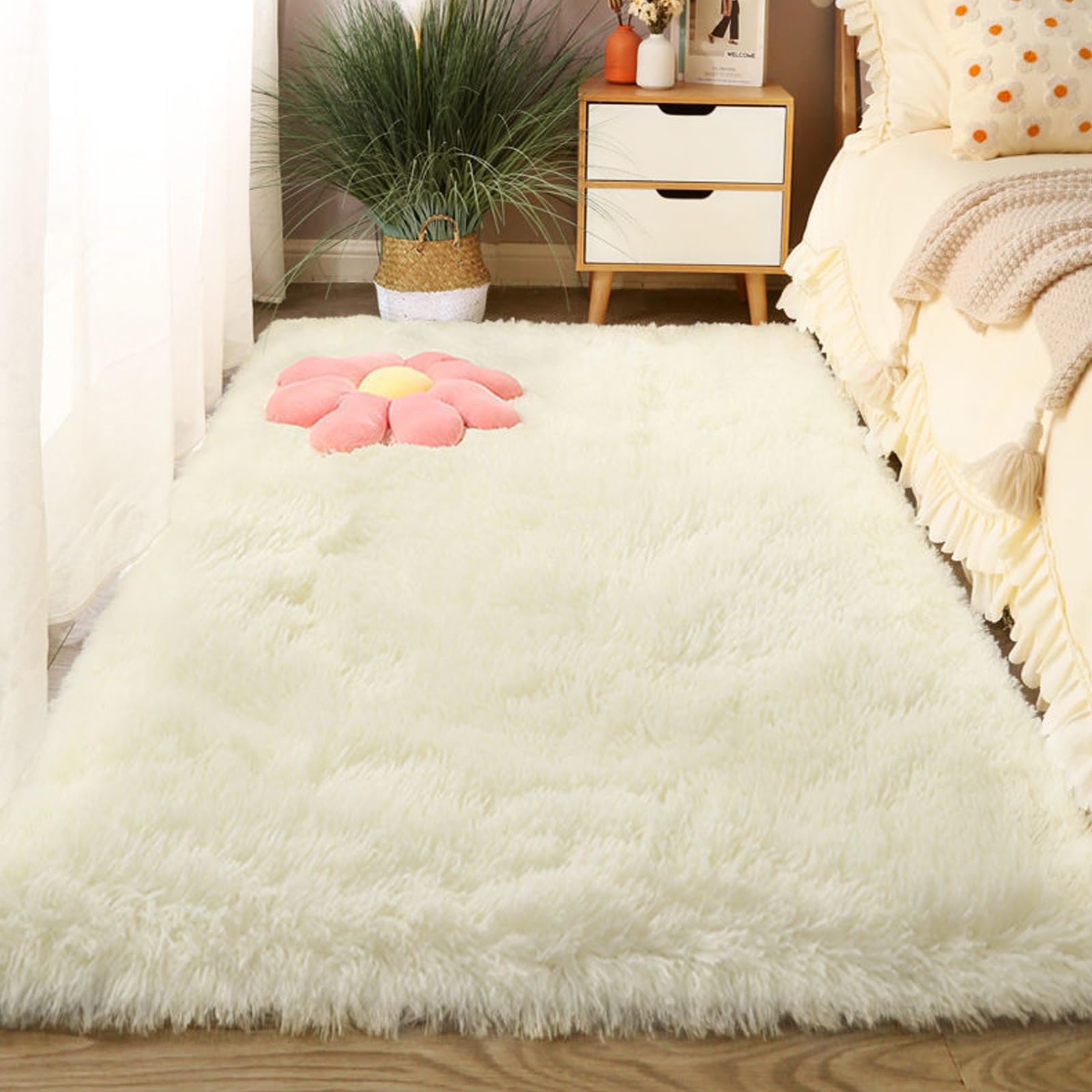 Tapis de salon à poils longs blanc pour créer une chambre cocooning chaleureuse