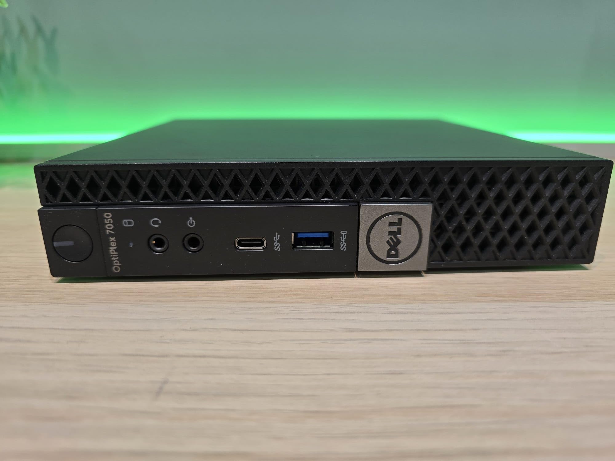 Mini-PC OptiPlex 7050 Desktop-Computer (Generalüberholt) Windows 11 Pro + Office 2021 | Core i5-7500T | 16 GB RAM | 256 GB SSD M.2 NVMe | WLAN + Bluetooth Mini-Computer (24" Komplettsystem)