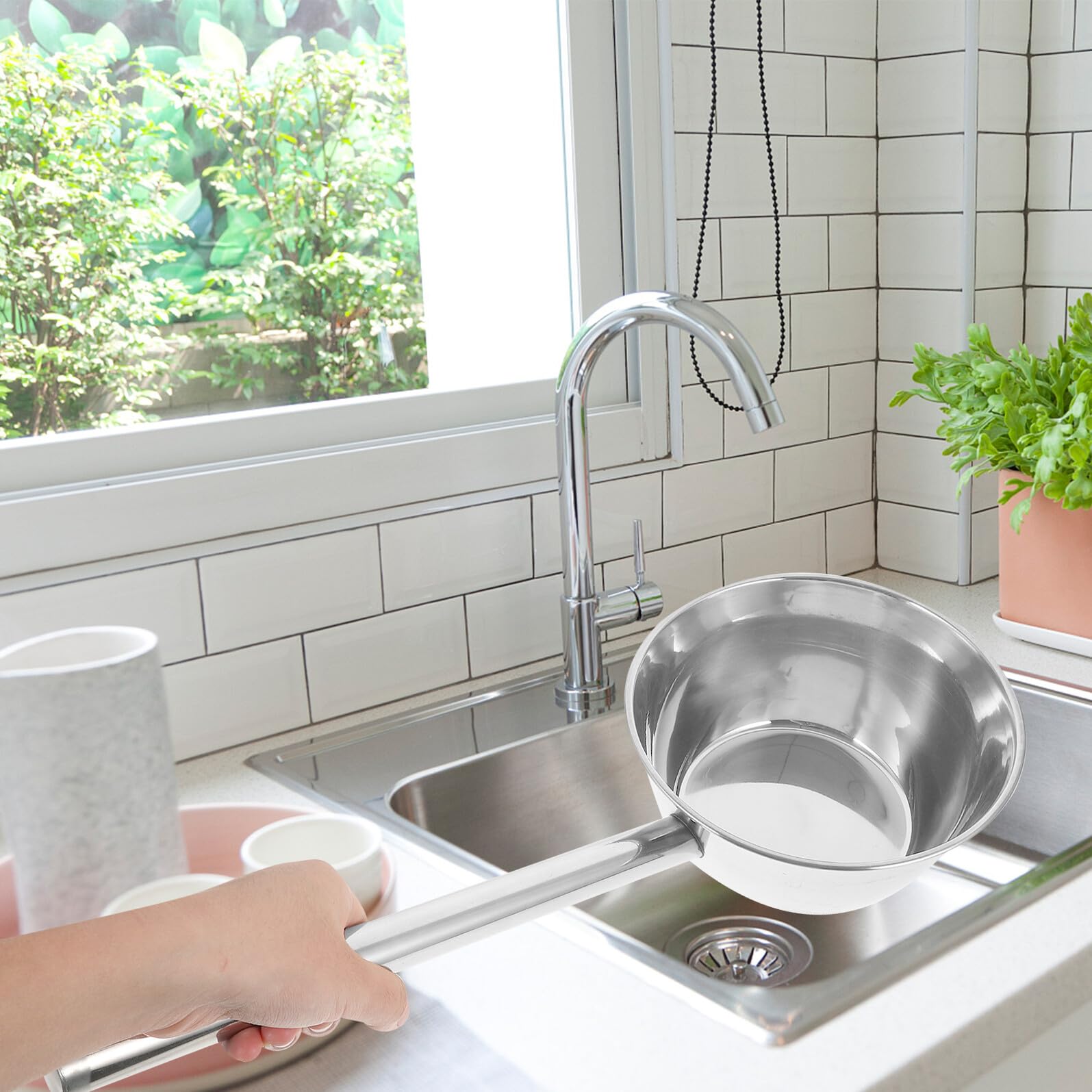 Edelstahl Suppenkelle mit Langem Griff Bruchfest Ergonomisch Geformt Vielseitig für Küche Kantine Garten Leicht zu Reinigen Robust und Langlebig