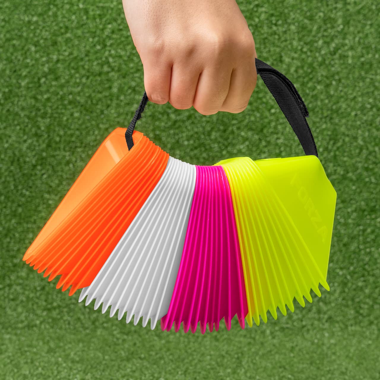 FORZA Mini Plots Triangulaires | Pack de 40 Cônes de Football de Couleurs Vives | Idéaux pour Les Clubs de Sport, Les Écoles et à la Maison | Exercices d'Entraînement pour Adultes et Enfants