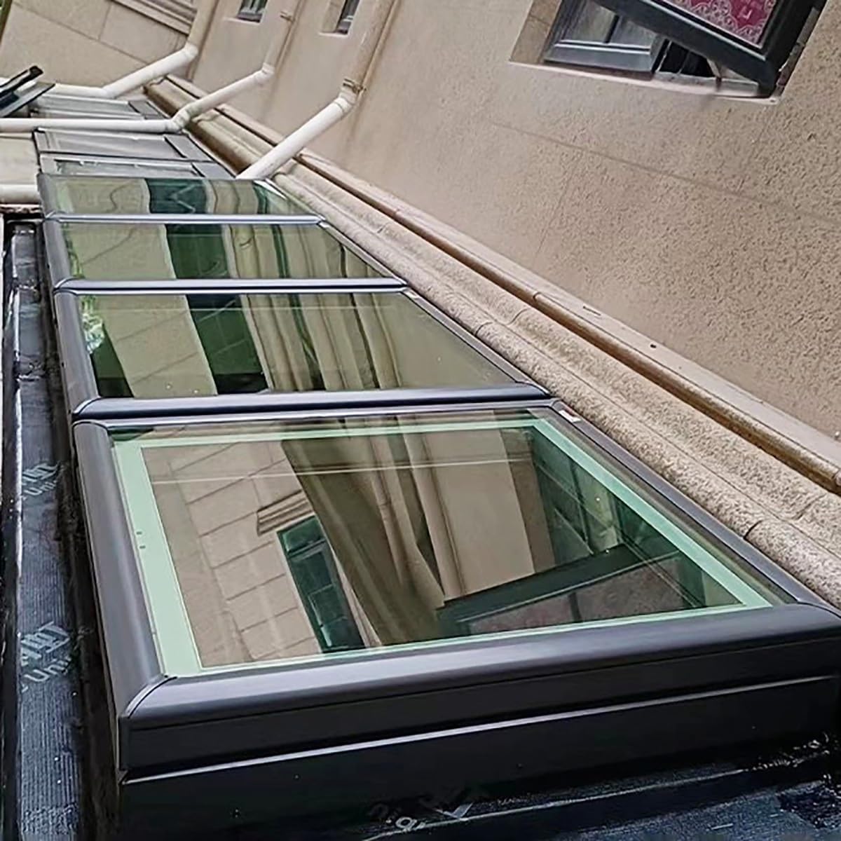 Remote-Controlled Automatic Skylight - Double-Layer Tempered Glass & Aluminum - Soundproof Design for Shed, Basement, Garage, Sunroom (60x60cm)