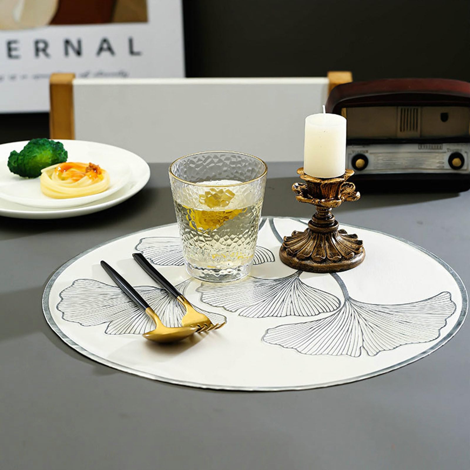 Lot de 6 Sets de Table, Set de Table Lavables PVC Rond Motif de Feuilles de Ginkgo de Style Européen Antidérapant Chaleur Résiste, Argent, 38CM