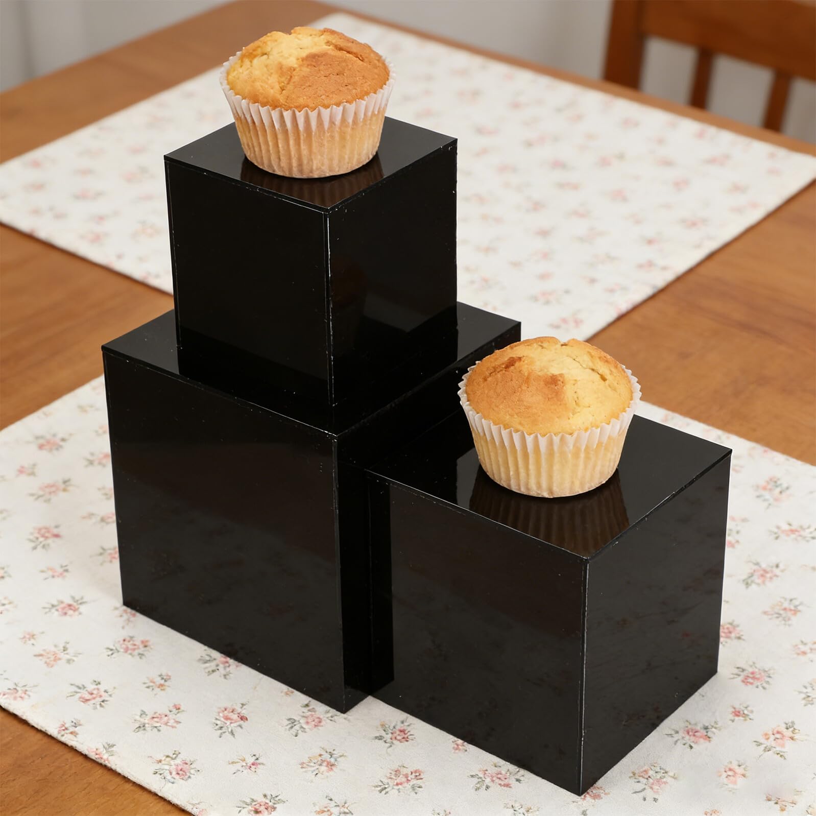 NUOBESTY 3 Pezzi Supporti Espositivi a Cubo in Acrilico Nero Set da 3, Piedistalli Cubici Impilabili 10-15 Cm per Buffet Self-service, Esposizione Collezioni e Negozi al Dettaglio
