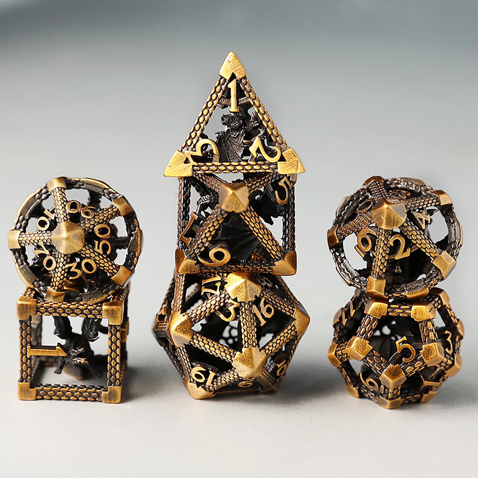 Set di Dadi Poliedrici in Metallo HNCCESG – 7 Pezzi per Giochi di Ruolo e Giochi da Tavolo (Design 3D Drago Cavo, Rame Antico
