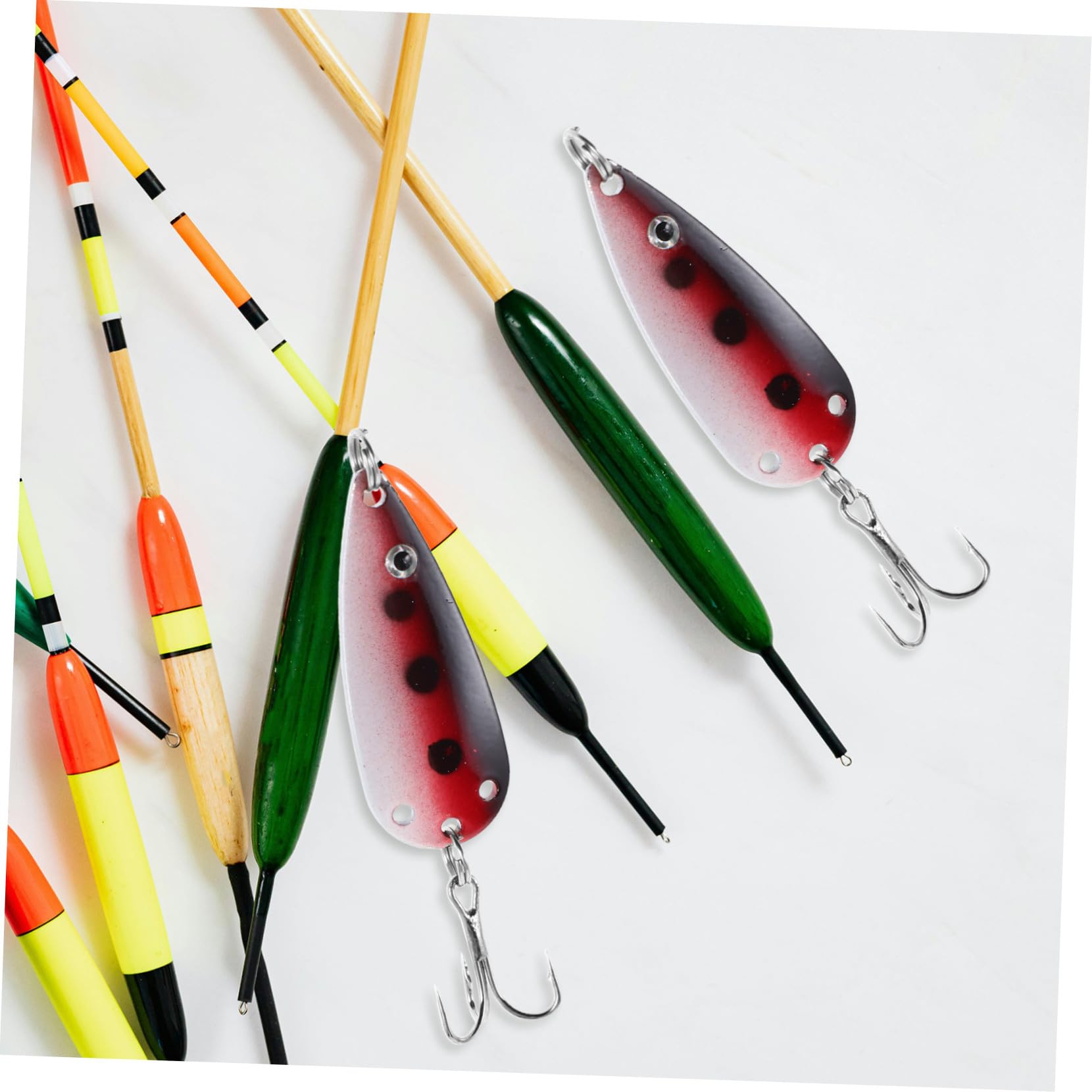 KOMBIUDA 30 Stück Teiliges Spoon Lures mit Eisenplatte und Drillingen Reflektierende Metallköder für Bass Forellen Barschangeln Vielseitig Einsetzbar für Süßwasser bei Dämmerung und