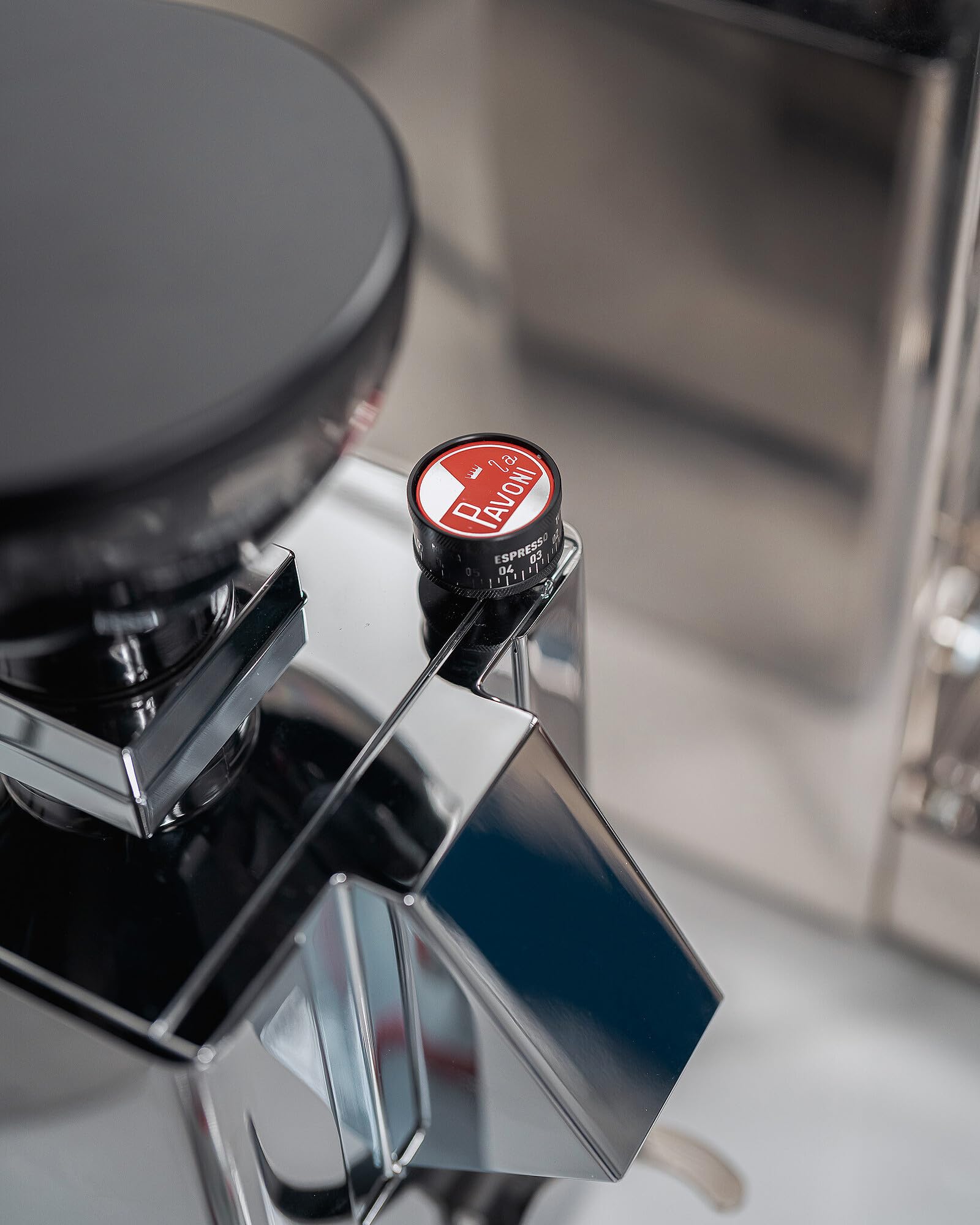 La Pavoni New Kube Mill, Macinacaffè LPGKBS02EU, Tramoggia da 150 g e Macine Piatte da 50 mm, Manopola Easy Setting, Sistema Anti-Vibrazione, 310 W, Cromo Lucido
