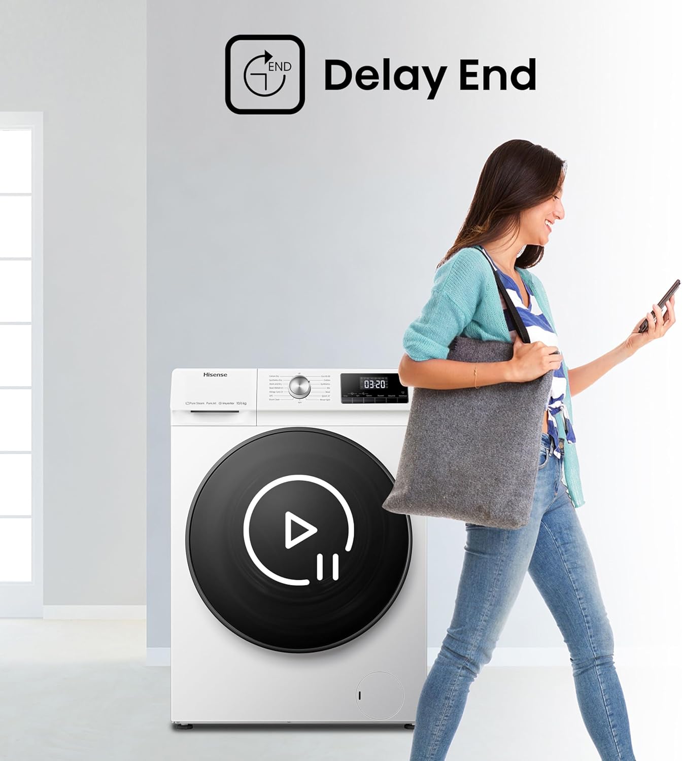 Hisense marka çamaşır ve kurutma makinesinden uzaklaşan bir kadın, Gecikmeli Sonlandırma fonksiyonunu gösteriyor.