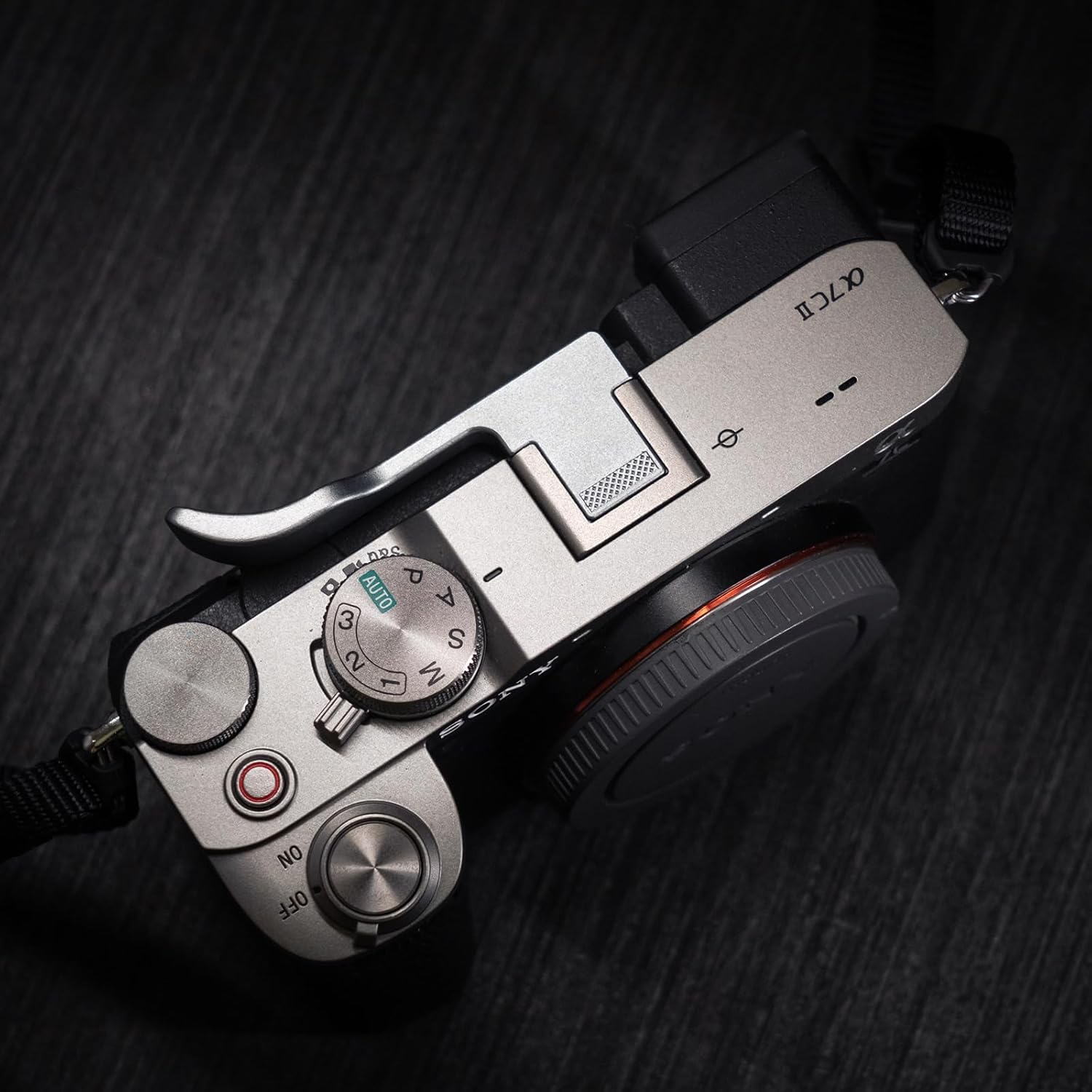 Metal Thumb Up Grip for Sony A7C2 A7CR Alpha 7C2R 7C2 Camera, Hot Shoe Thumb Rest Support Grip ，Exclusive Vintage Anti-Slip Pattern, Enhance The camera's Grip Feel (Silver)