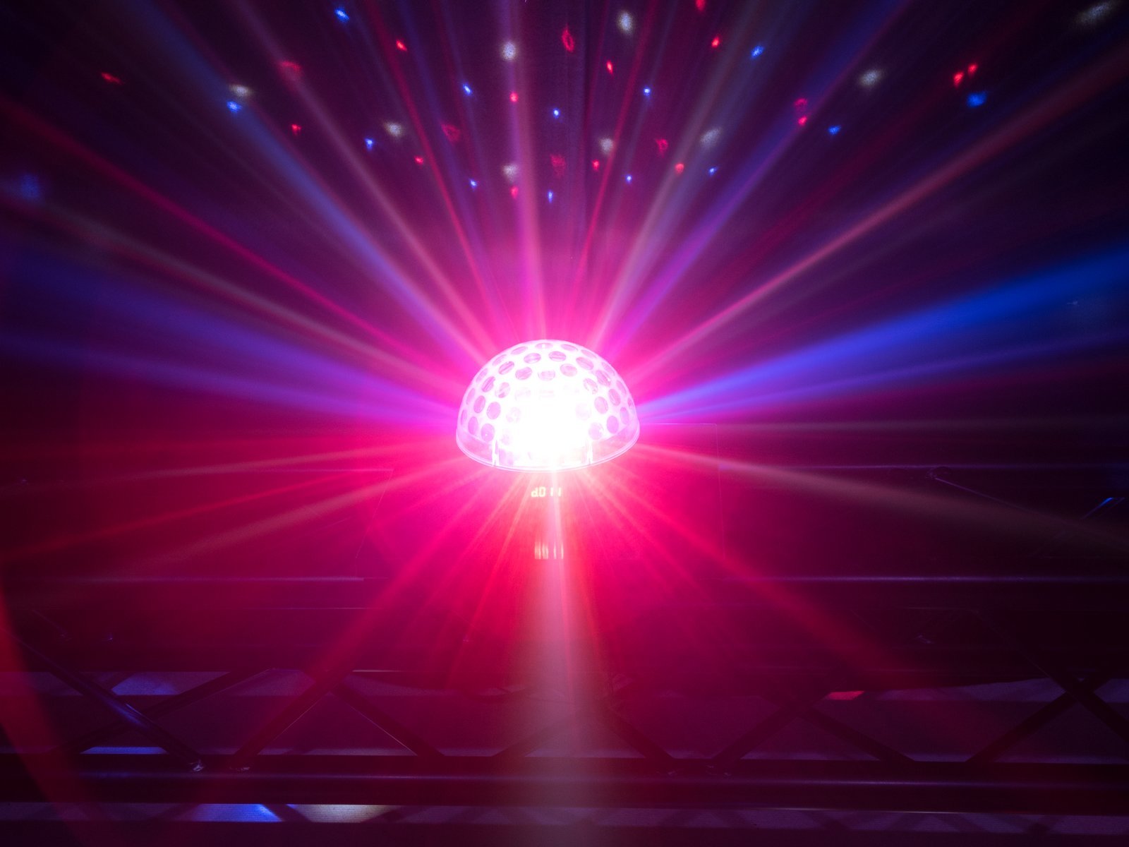 Eurolite LED BC-6 Strahleneffekt | Kompakter Spiegelkugel-Effekt mit leuchtenden Plexiglaskugel & DMX | Musiksteuerung über eingebautes Mikrofon