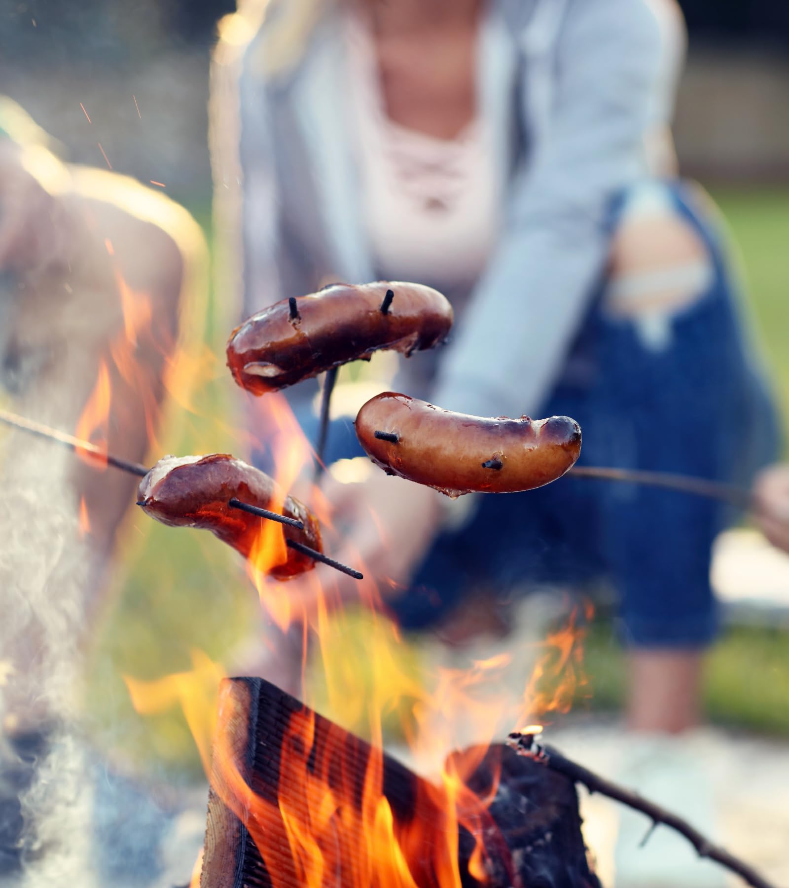 Widelce do grillowania, zestaw 10 szt. – szaszłyki z drewnianym uchwytem i czarną stalą – 120 cm – do kiełbasek, chleba stockowego, pianek