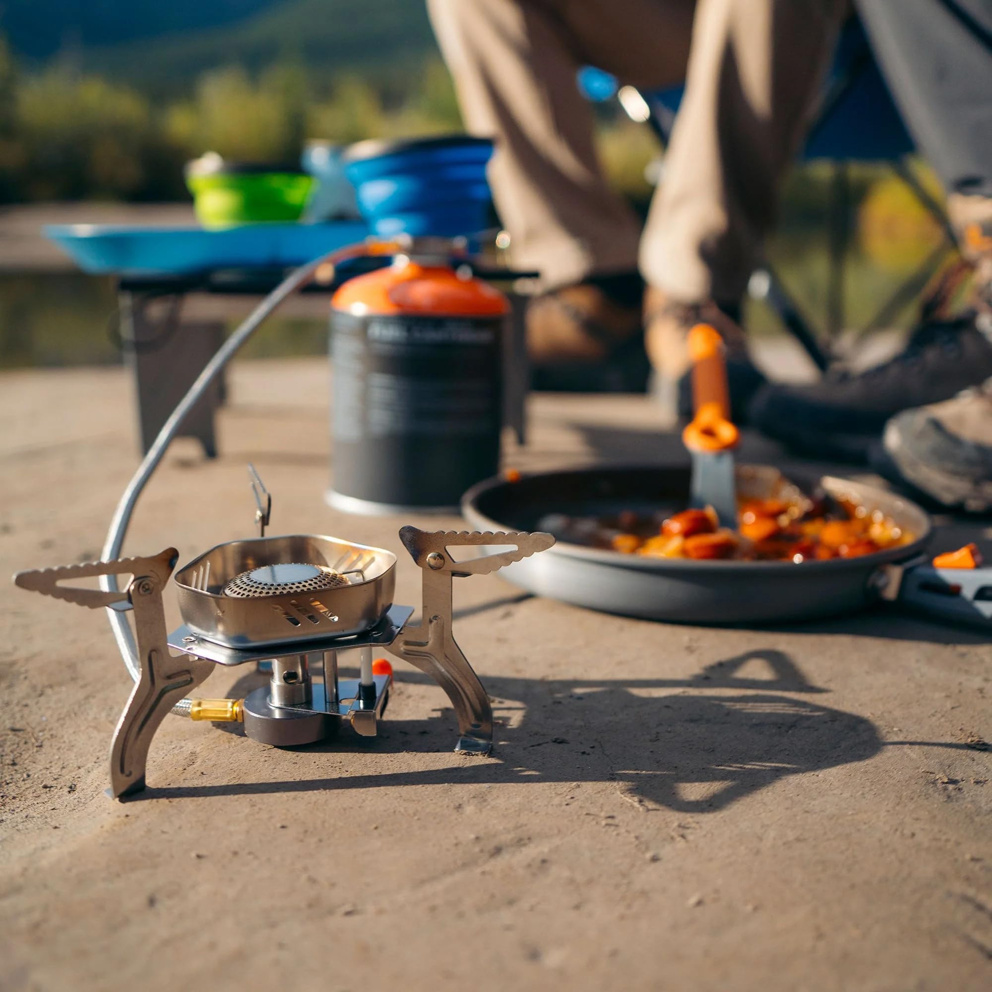 GSI Outdoors Zdalny piec kanistrowy – kompaktowa składana kuchenka kempingowa z zapłonem piezoelektrycznym, wyjściem 11 000 BTU i stabilną konstrukcją stojaka