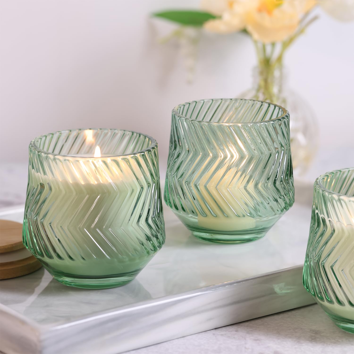 LAMORGIFT 8 barattoli per candele verde chiaro da 198,4 g, per realizzare candele, barattoli di vetro unici a coste, barattoli di vetro con coperchio in bambù ed etichette per la produzione di candele