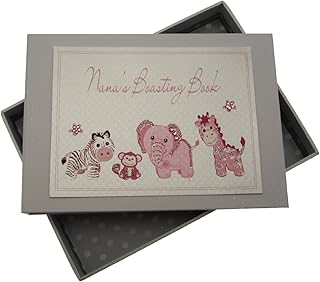 White Cotton Cards - Álbum de fotos del bebé para la abuela (tamaño pequeño), diseño con texto "Nana's Boasting Book" y animalitos de Toys Range, color rosa