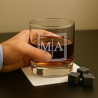 Vista 2 de On The Rox Regalos de whisky personalizados para hombres – Juego de 2 vasos de whisky con monograma grabado grabado de 11 onzas – Copa de cóctel
