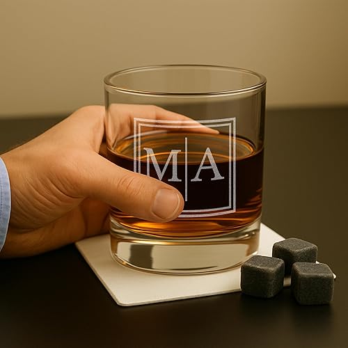 Miniatura 2 de On The Rox Drinks Regalos de whisky personalizados para hombres Juego de 2 vasos de whisky con monograma grabado de 11 onzas Copa de cóctel