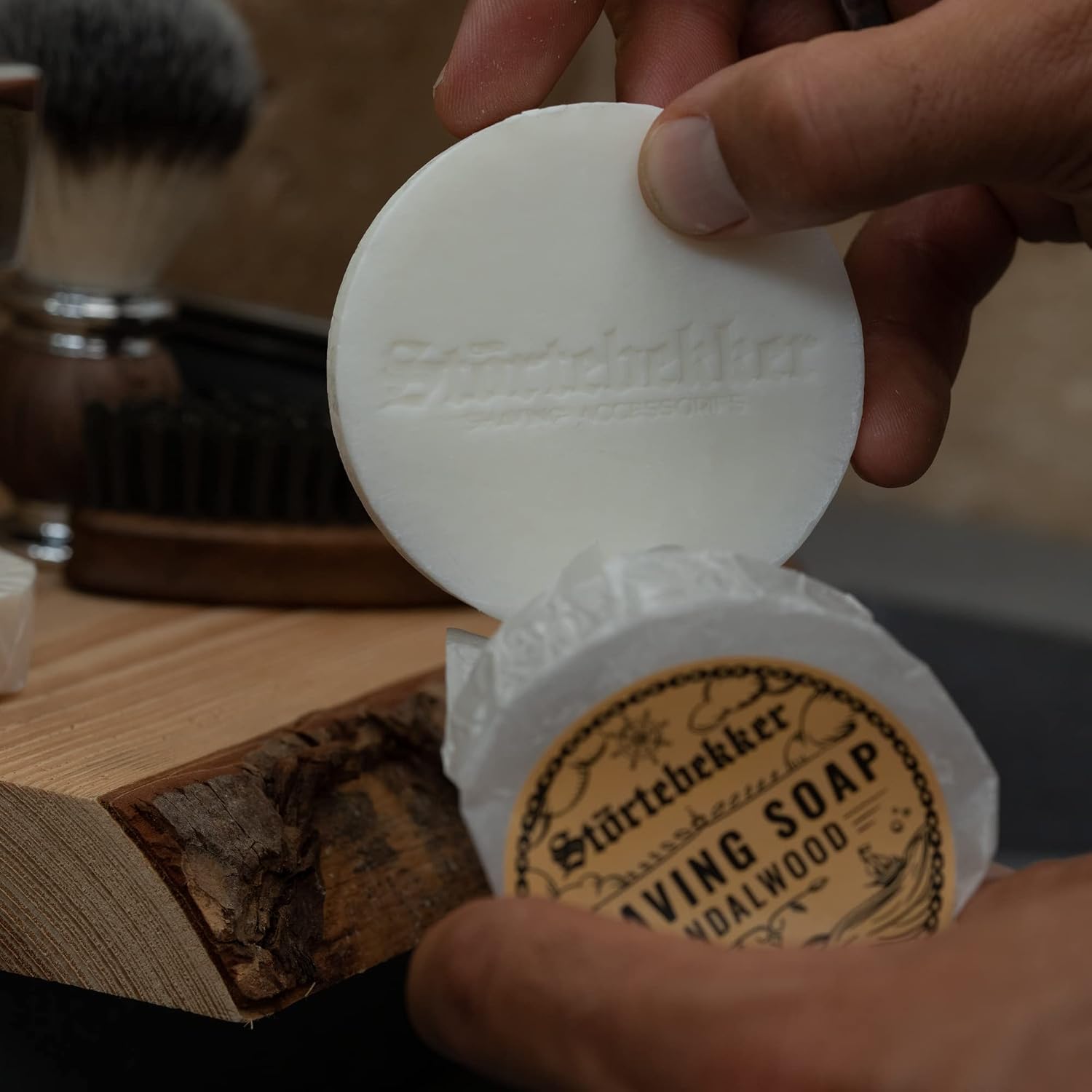 Störtebekker® Jabón de afeitar premium (Sándalo) - Jabón hecho a mano para una abundante espuma de afeitar - Perfecto para afeitado con navaja y maquinilla - Jabón de afeitar vegano (70g (1 pc.)) - Imagen 5