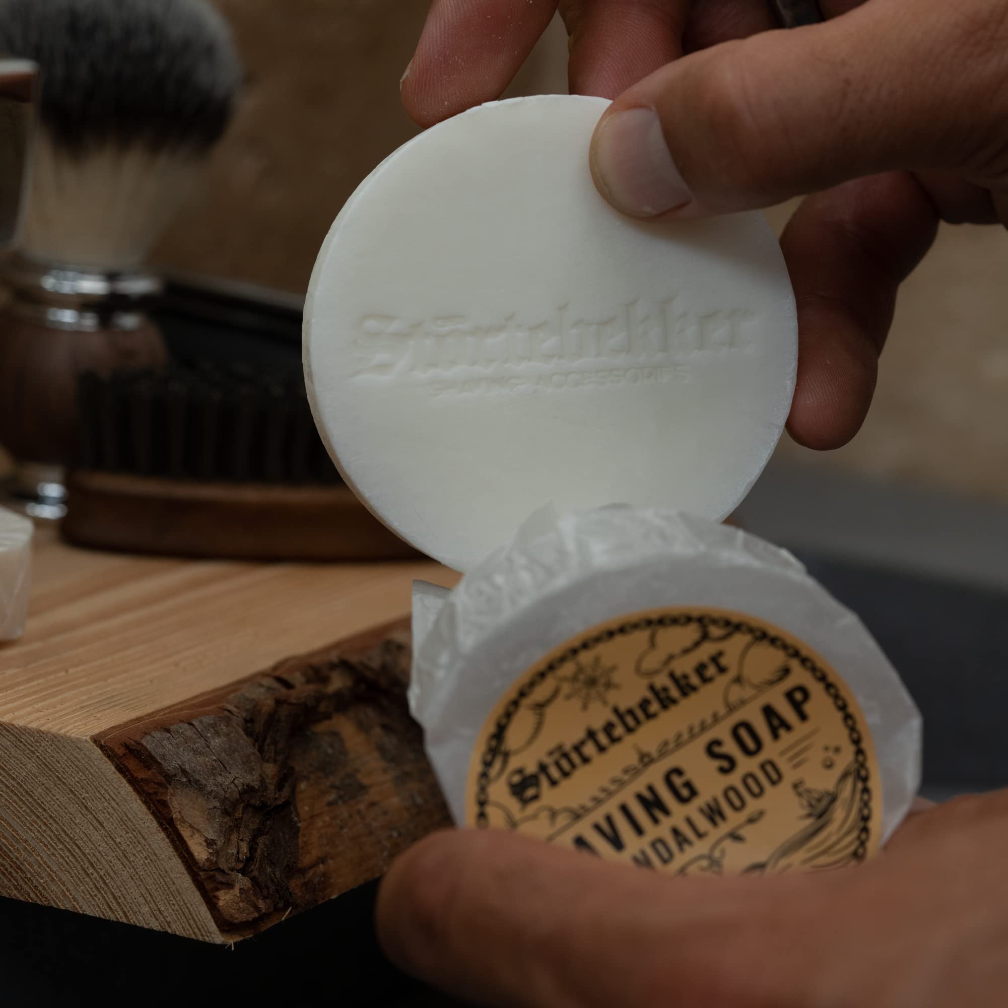 Störtebekker Premium Sapone da rasatura (Sandalo) - per una ricca schiuma da barba - Perfetto per la rasatura con rasoio di sicurezza e rasoio a lama dritta - vegano - fatto a mano (70g, 1pc.)