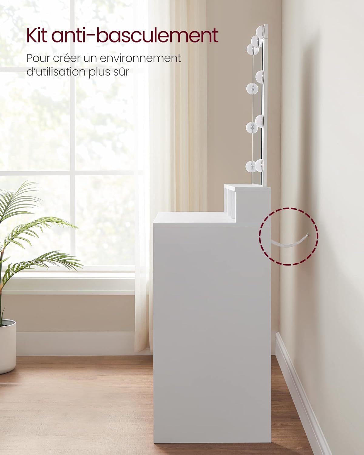 Obrázek znázorňující instalaci sady proti převrácení na toaletní stolek a její upevnění ke zdi.