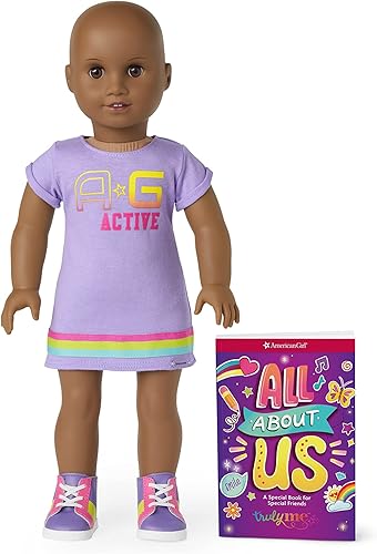 American Girl Truly Me - Muñeca #114 de 18 pulgadas con ojos marrones, sin pelo, piel profunda, vestido de camiseta estampado morado, para mayores