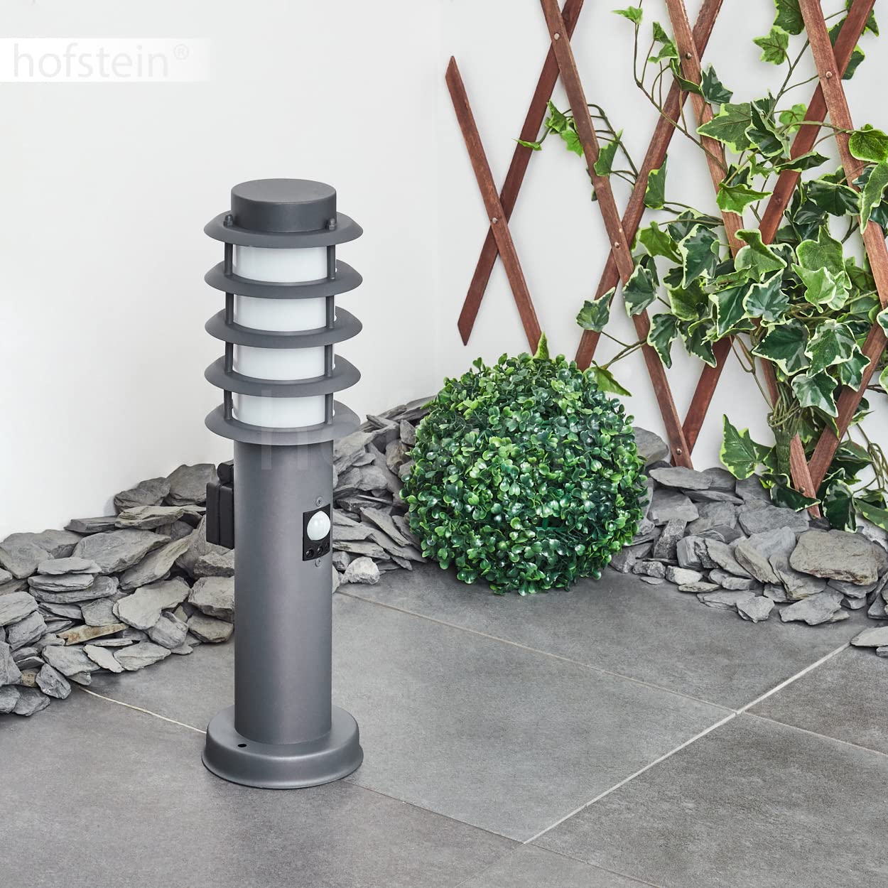 Lampa zewnętrzna Tunes z czujnikiem ruchu i gniazdem, oprawa na podstawie z metalu/tworzywa sztucznego w kolorze antracytowym/białym, oprawa oświetleniowa 45,5cm, z E27, IP44, bez żarówki