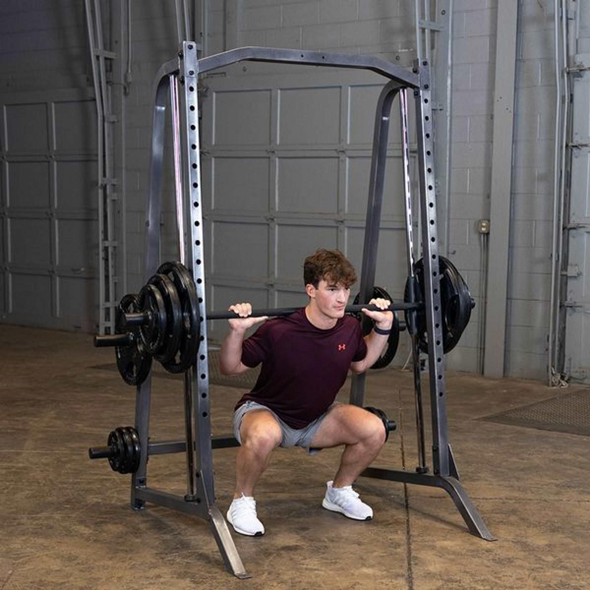 Body-Solid PSM200 Smith Machine pour Salle de Sport à Domicile – Équipement d'entraînement en Force avec loquets de sécurité, Cage de Squat, Demi-Rack et Rangement de plaques de Poids