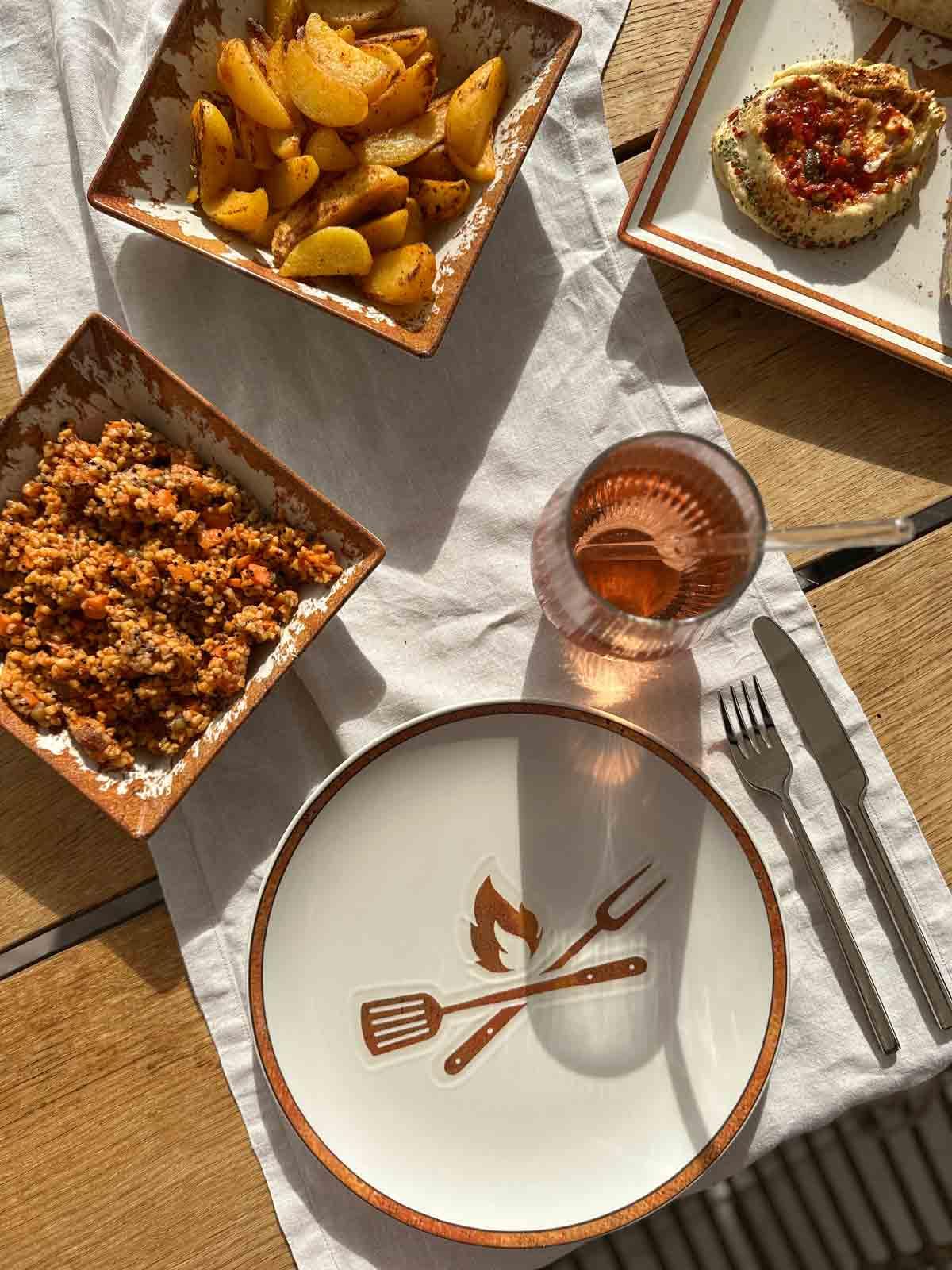 Ritzenhoff & Breker Rusty Grill-Geschirr Grillteller 6er Set – Ø 32 cm – Große Steinzeug Teller im rustikalen Design – Spülmaschinenfest & mikrowellengeeignet – Braun & Beige