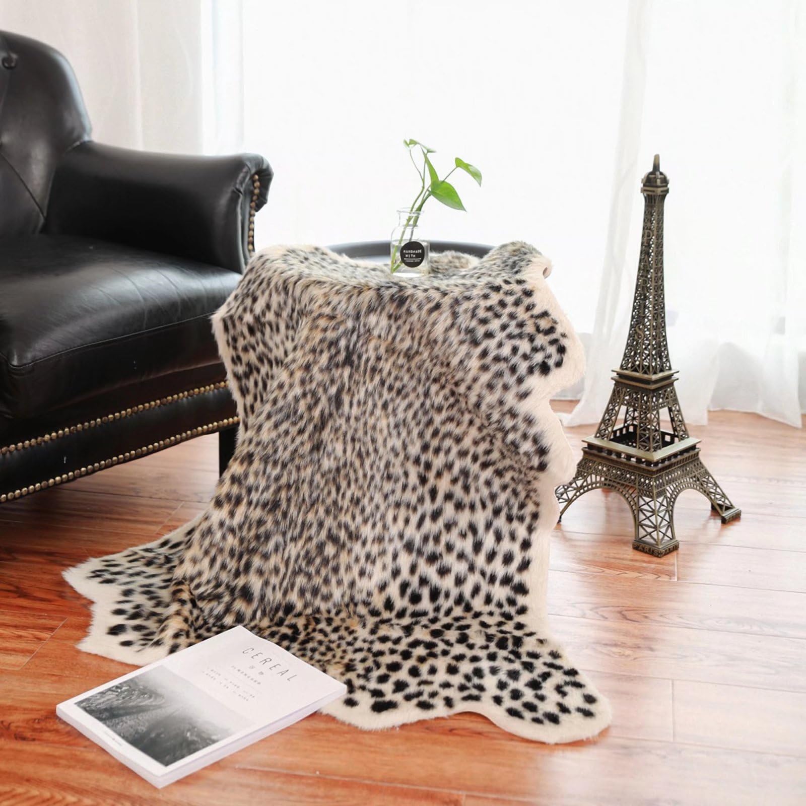Grand tapis en cuir synthétique motif léopard Noir/marron 152 x 200 cm