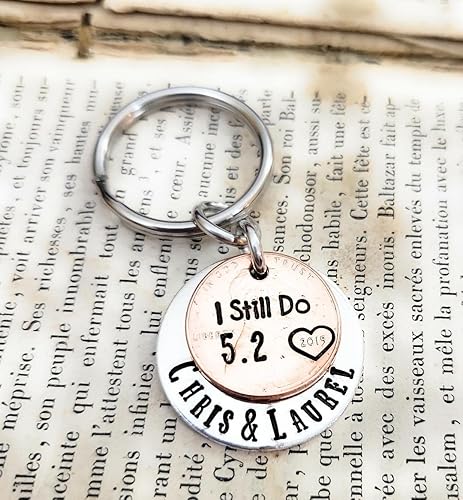 Miniatura 2 de Llavero personalizado de aniversario de boda con texto en inglés "I Still Do" para hombres y mujeres, regalo para marido y mujer, plateado