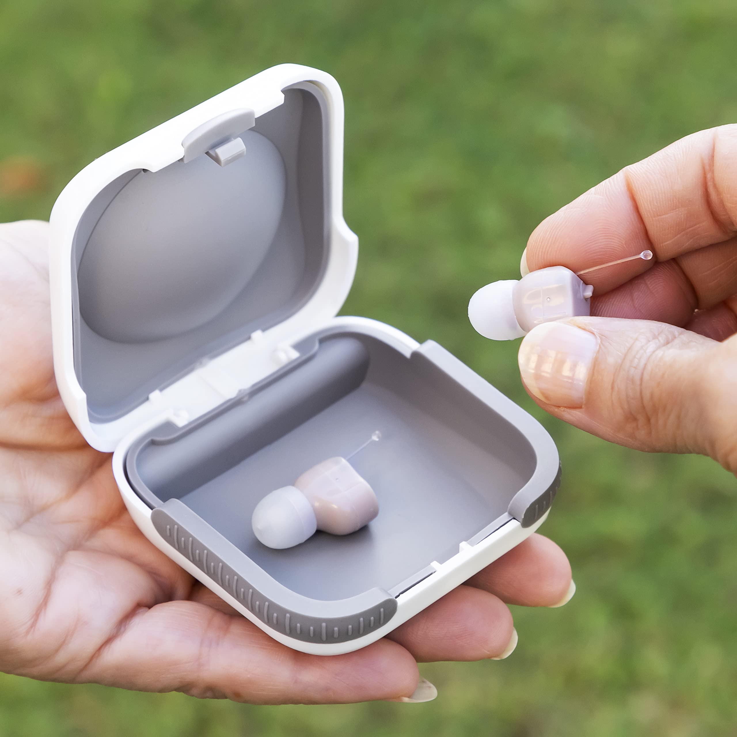 InnovaGoods® Amplificatore acustico intrauricolare Hearzy con 3 modalità audio, 3 livelli di volume, microfono, cavo per collegare a dispositivi esterni, custodia per il trasporto, ideale per la music