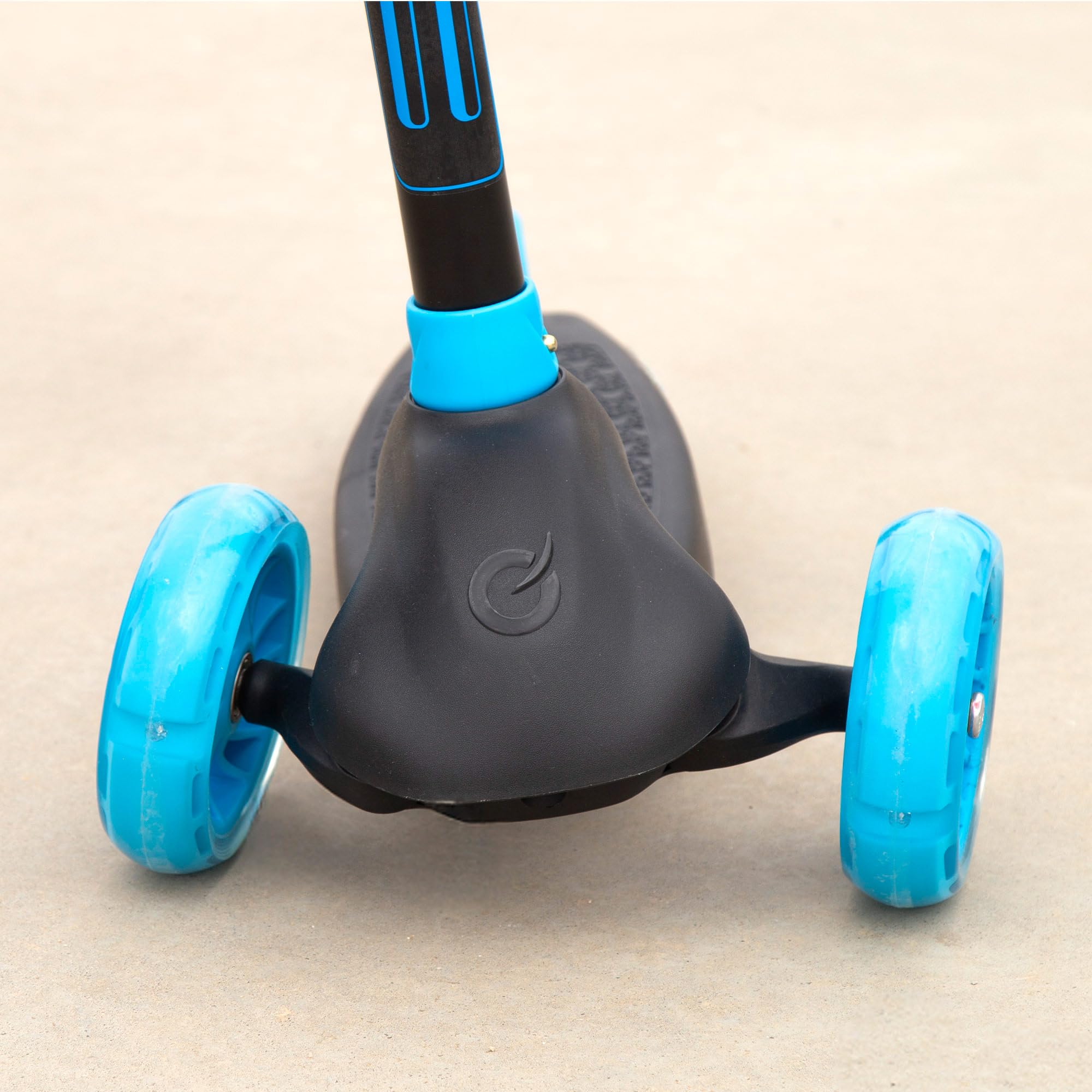 ColorBaby EVO Monopattino a 3 ruote, nero e blu, luci a LED, manubrio regolabile, base antiscivolo, freno posteriore, peso massimo 50 kg, Giocattoli per bambini 3 anni, Monopattino per bambini (54337)