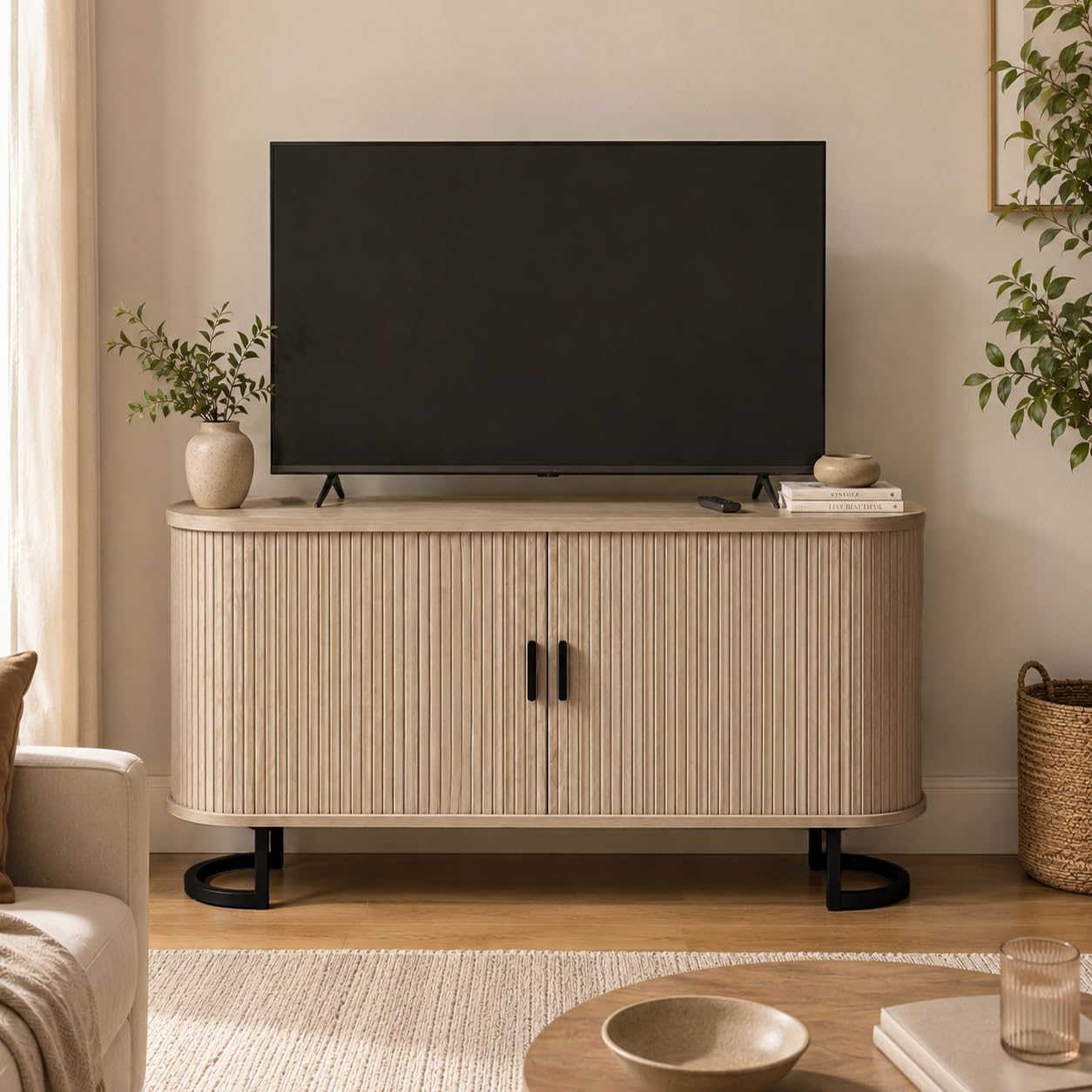 HOMCOM Sideboard ovale 2 ante scorrevoli 140x40x75cm legno naturale | Mobile contenitore, ripiani regolabili, supporto TV fino a 60 pollici, stile moderno, buffet per cucina e sala da pranzo