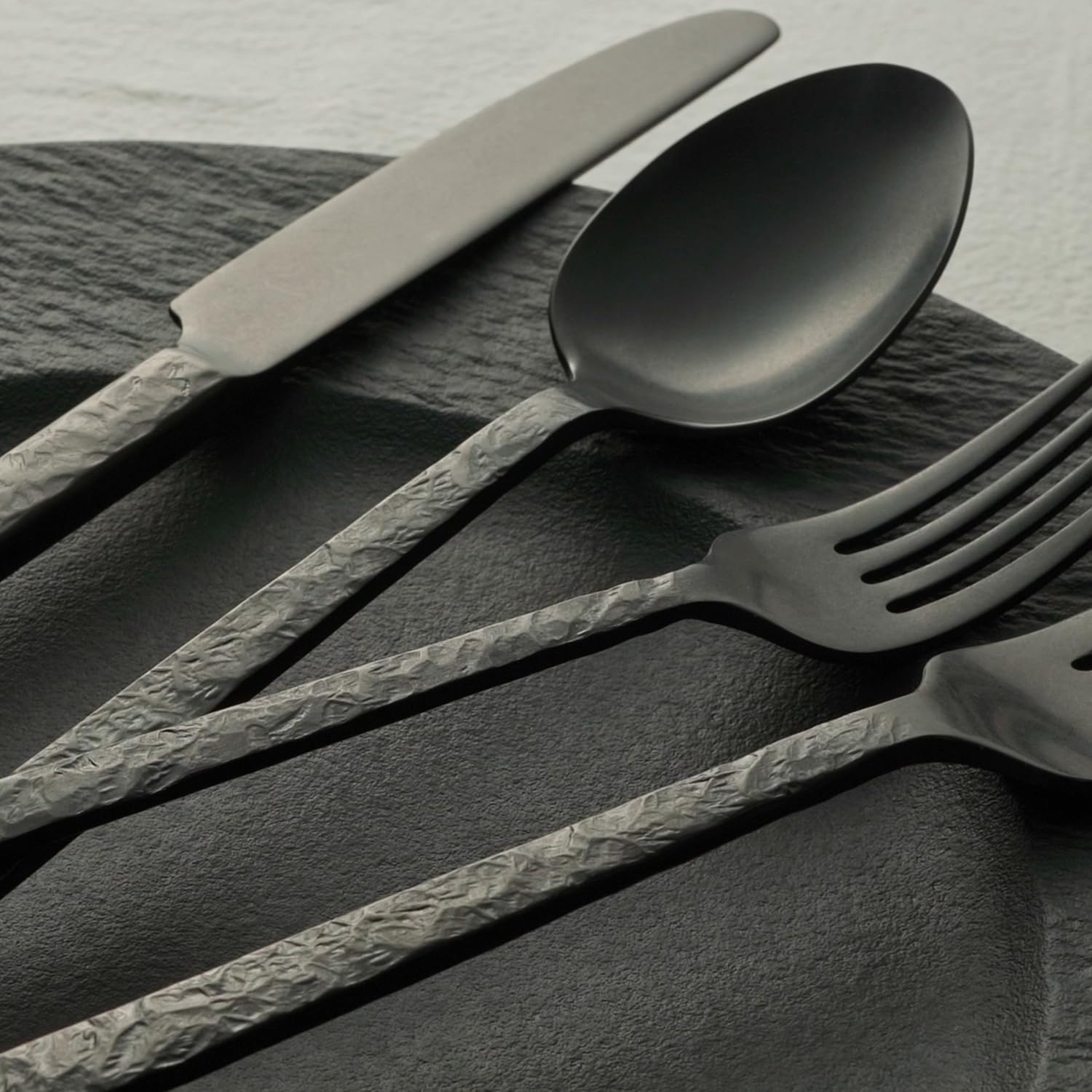 HIKAA 30-Teiliges Besteck Schwarz Matt, Besteck Set 6 Personen, Gehämmert Essbesteck aus 18/10 Edelstahl Besteck, Cutlery Set für zu Hause und Restaurants, Spülmaschinenfest