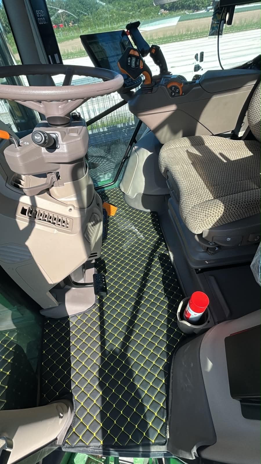 Tappetini per John Deere Serie 6R trattore pavimento in pelle, ecopelle trapuntata di alta qualità con cuciture colorate (nero con cuciture gialle fluo)