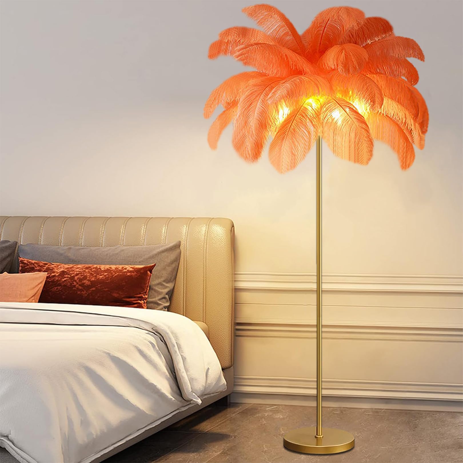 Lampadaire en plumes d'autruche contre la lumière agressive du salon