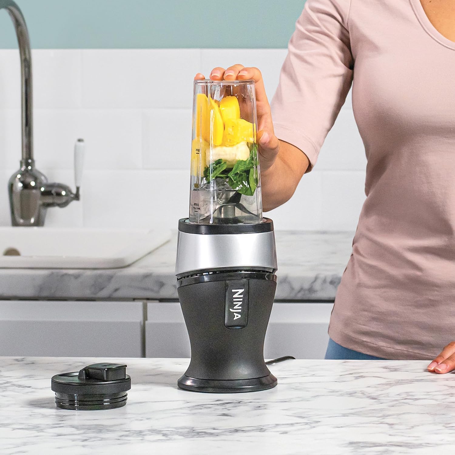 Ninja Batidora delgada de 700 W y batidora, 2 vasos de 470 ml con tapas de boquilla, licuadora personal, hielo triturado y fruta congelada, plata/negro QB3001UKS