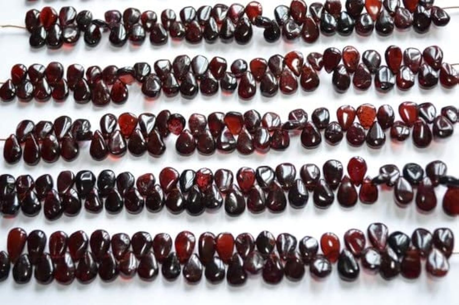 Perles grenat pyrope rouge en poire pour sublimer vos ateliers bijoux et tenues de soirée