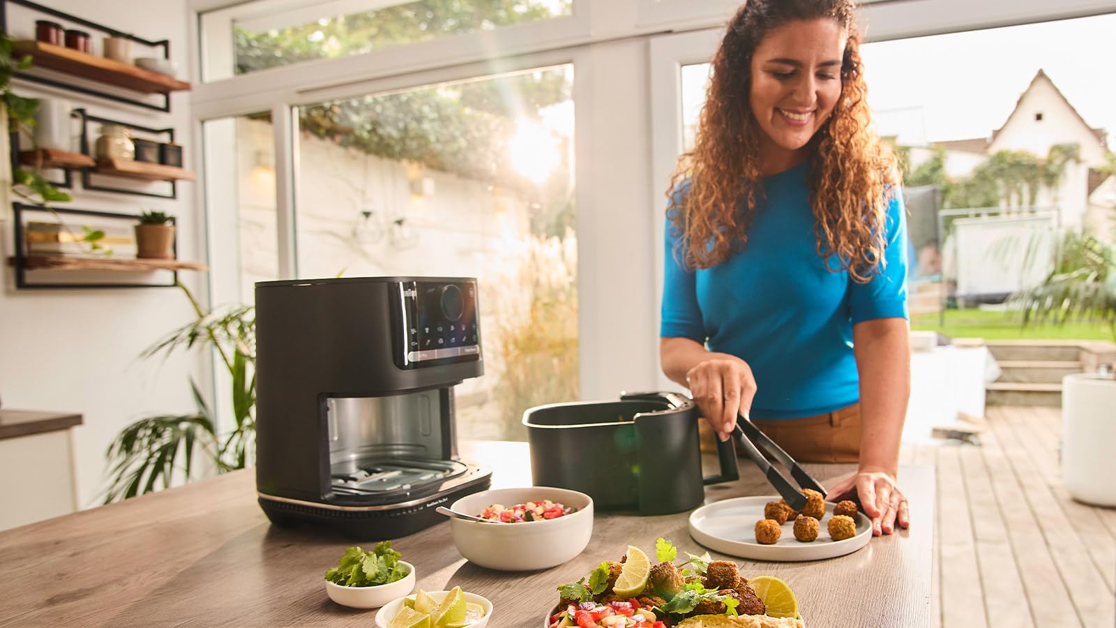 Braun MultiFry 5 - Heißluftfritteuse für fettarmes Kochen, einfache Zubereitung mit 8 Kochprogrammen, PFAS-freier Garkorb mit 6L Fassungsvermögen, 80 °C bis 200 °C, 1700W, Mattschwarz (HF 5034I BK)