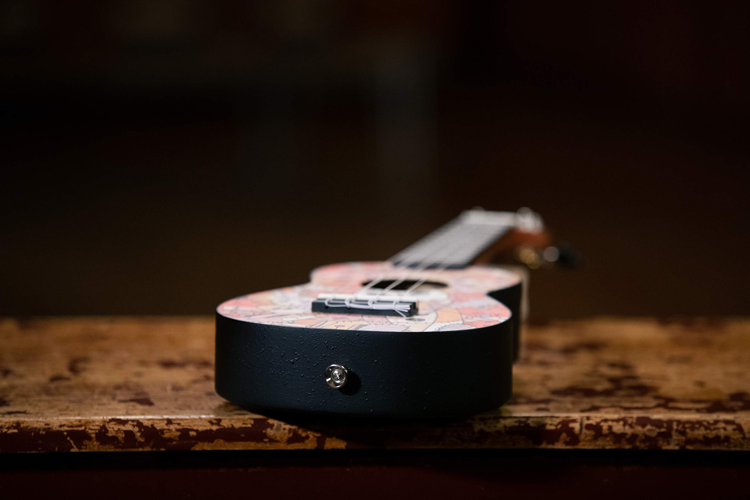 Ortega Guitars Ukelele Soprano - Keiki K2 con diseño de Voodoo Puppet - incluye afinador, 5 puas de grosor medio y funda estilo bolsa con cuerdas con logo Keiki - madera de Kauri, K2-VP