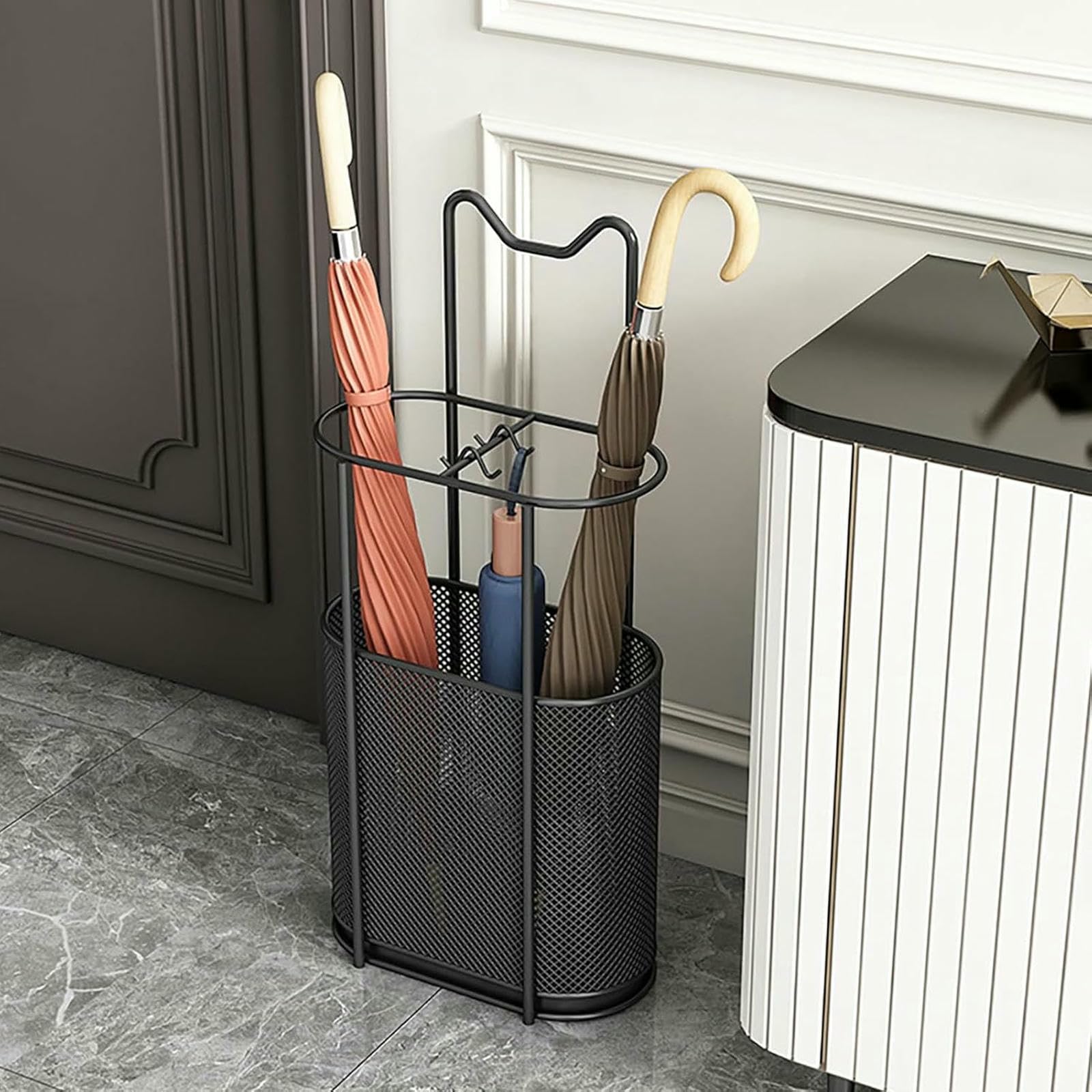 Gain de place assuré avec ce rangement pour parapluies compact d'entrée