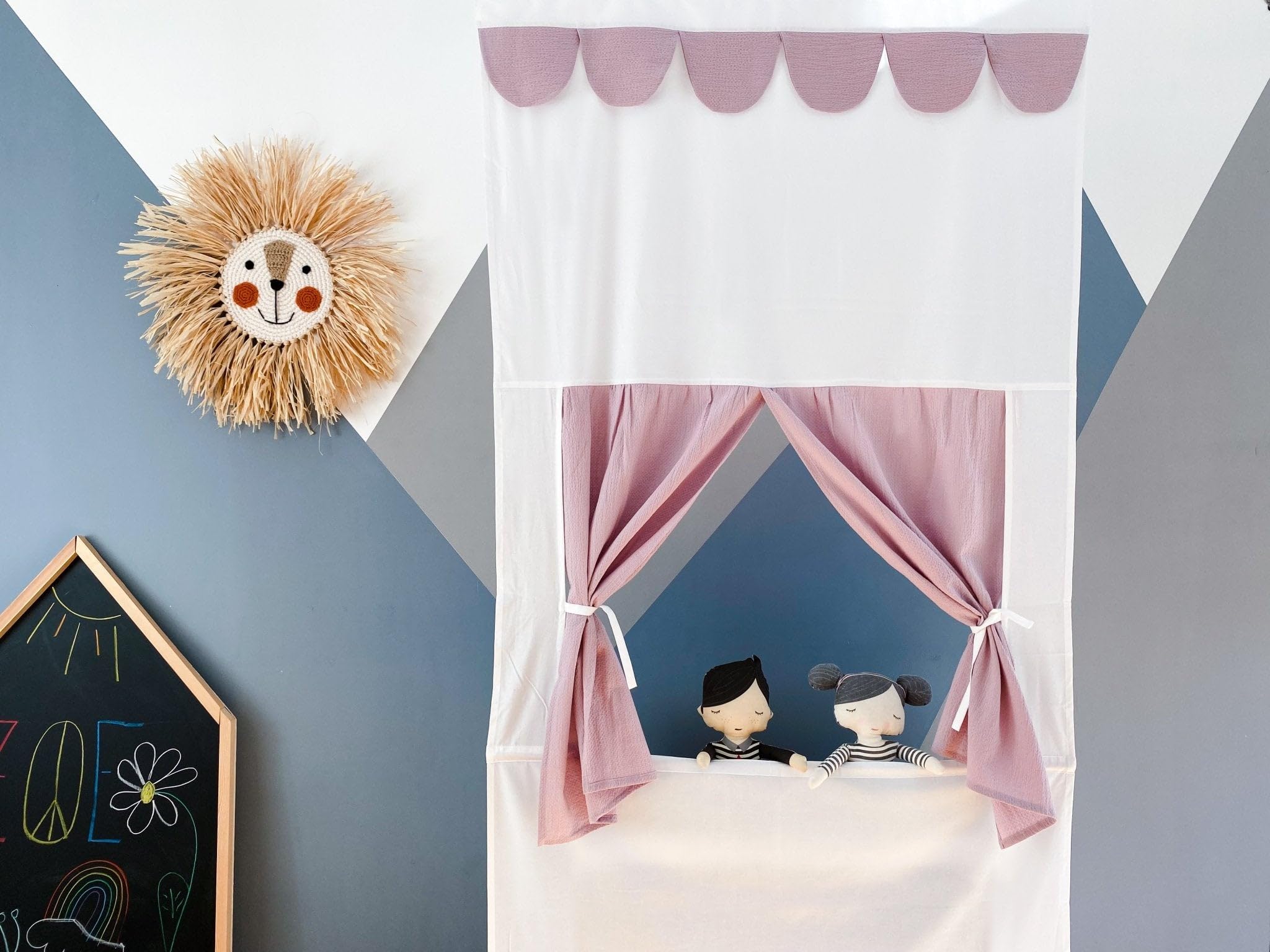 KraftKids Puppentheater Kasperletheater für Türrahmen, Wimpelgirlande und zurückbindbarer Vorhang, Doppelkrepp Rosa aus 100% Baumwolle, 90 × 200 cm, handgefertigt EU