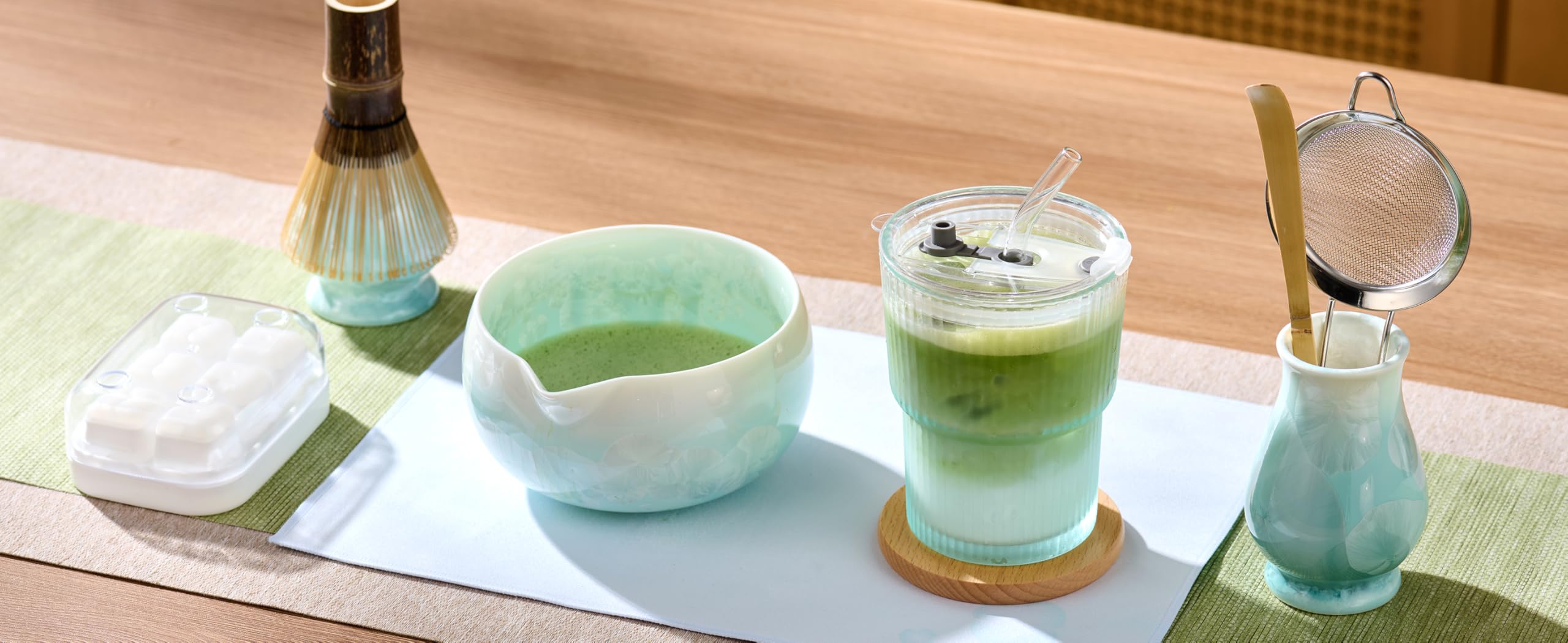 ComboJoy Ensemble de fouet à matcha – Bol à glaçage cristallin, fouet et support en bambou, cuillère et tamis avec support, tasse avec couvercle et paille, plateau à glaçons et torchon – Coffret