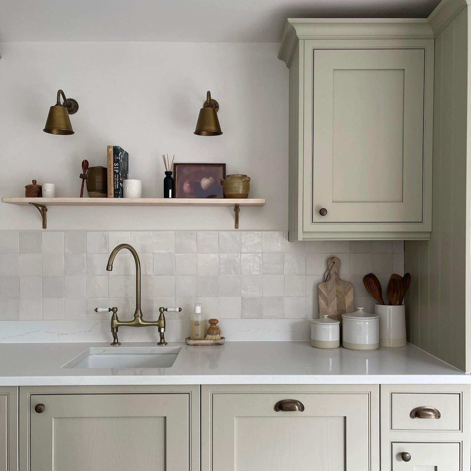 ENKI, Astbury, KT104, rubinetto miscelatore per lavello da cucina, in bronzo antico, con beccuccio girevole a collo di cigno e leve in ceramica a quarto di giro, struttura in ottone massiccio, design