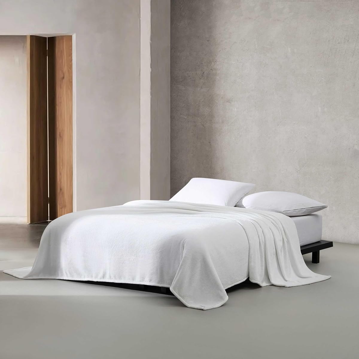 Calvin Klein - Twin Blanket, Soft Plush Bedding, Medium Weight Bed Blanket (White, Twin)